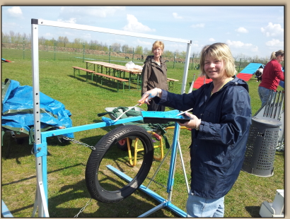 Tina streicht den Reifen