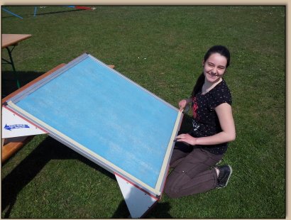 Vivien klebt den Tisch ab