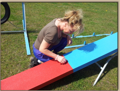 Kerstin streicht die Wippe