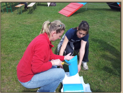 Kerstin und Inga beim Streichen