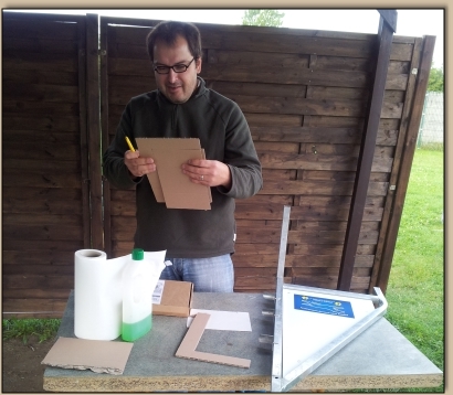 Marc bastelt Schablonen