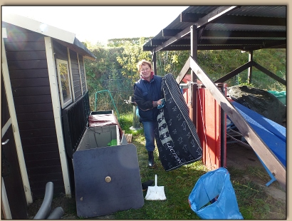 Waltraut räumt die Kisten auf