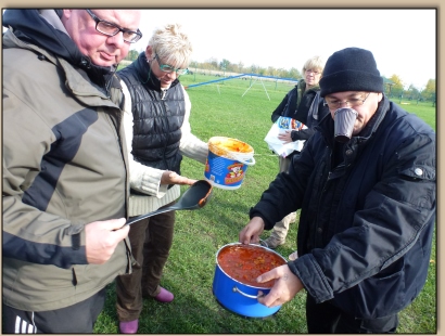 Andi trägt den Kochtopf