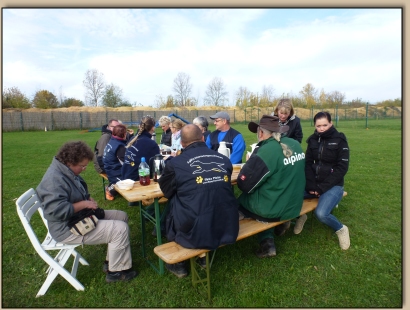 Andi trägt den Kochtopf