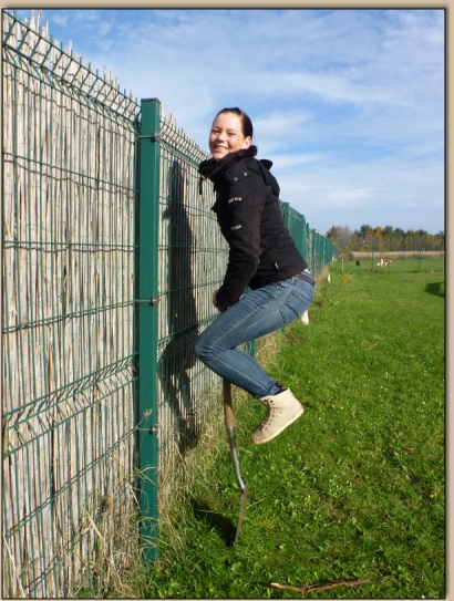 Claudi bereitet die Pflanzlcher vor