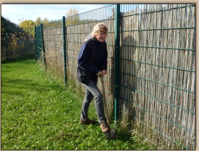 Rica gräbt ein Loch