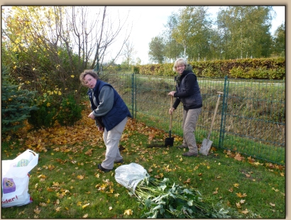 Steffi und Gabi erweitern ein Beet