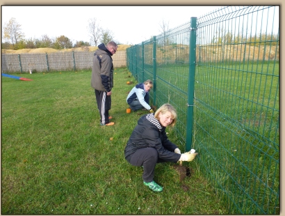Tina und Svetlana mit ihem Mann setzen Pflnzchen