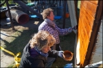 Steffi und Gabi beim Streichen einer Holzschutzlasur