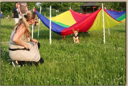 Lisa mit Lilly am Rascheltuch