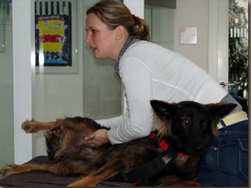 Lara wird der Puls gefühlt