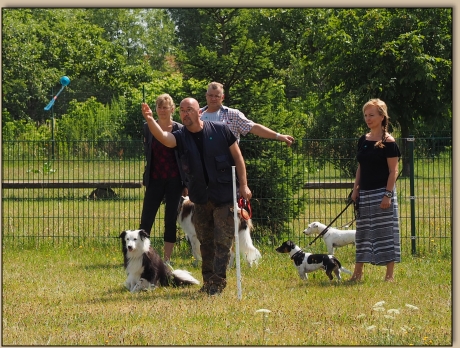 Andi schickt Ronja mit dem Ball voran