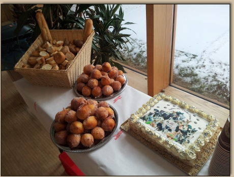 Brotkorb und frische Quarkbllchen