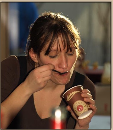 Jeannette - ganz vertieft ins Essen