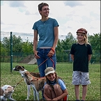 Tanja mit Familie und ihren Hunden