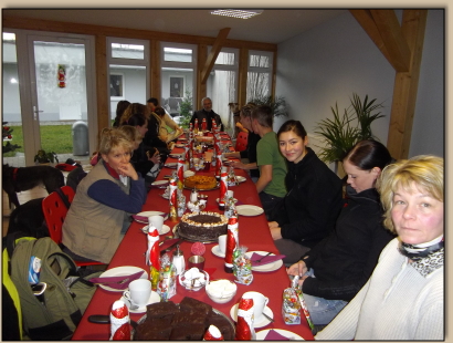 Im Café bei leckerer Torte und Kaffee