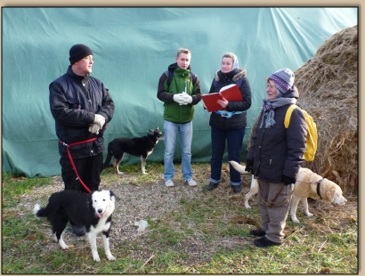 Andi und Waltraut lauschen der Aufgabenstellung