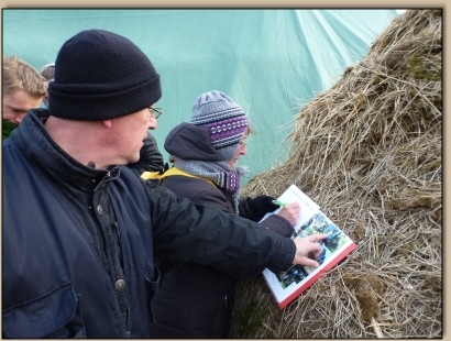 Andreas und Waltraut beim Raten der Hundenamen