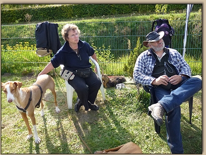 Steffi und Roger mit ihrer Podencobande