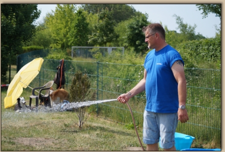 Uwe spielt mit dem khlen Nass