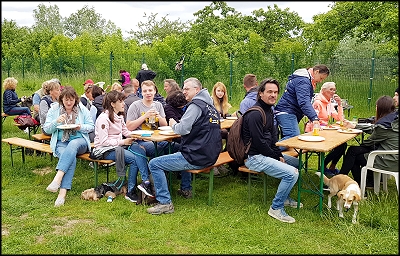 Essen und warten auf die Siegerehrung