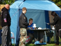 Helfer im Richterzelt