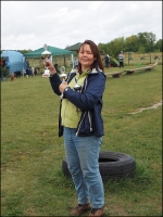 Bettina präsentiert die Pokale